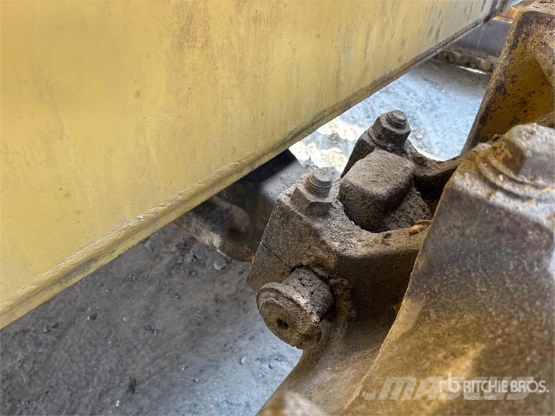 CAT D8R بلدوزرات مجنزرة