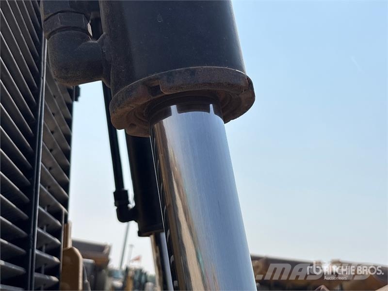CAT D8R بلدوزرات مجنزرة
