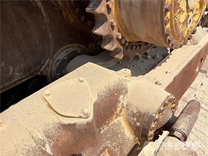 CAT D8R بلدوزرات مجنزرة
