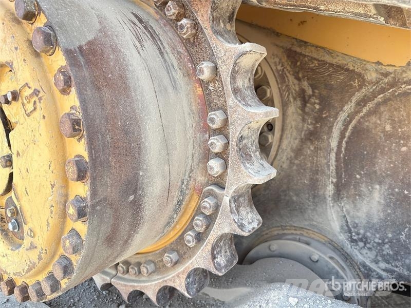CAT D8R بلدوزرات مجنزرة