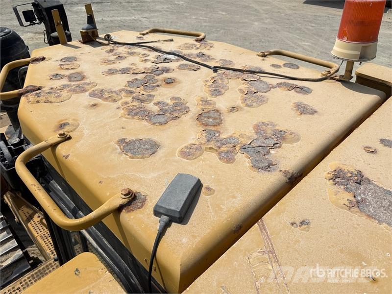 CAT D8R بلدوزرات مجنزرة