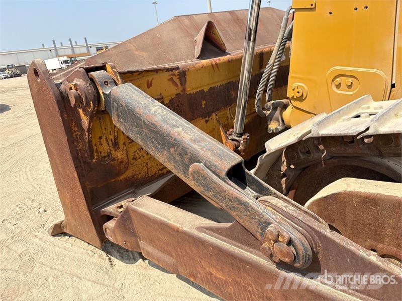 CAT D8R بلدوزرات مجنزرة