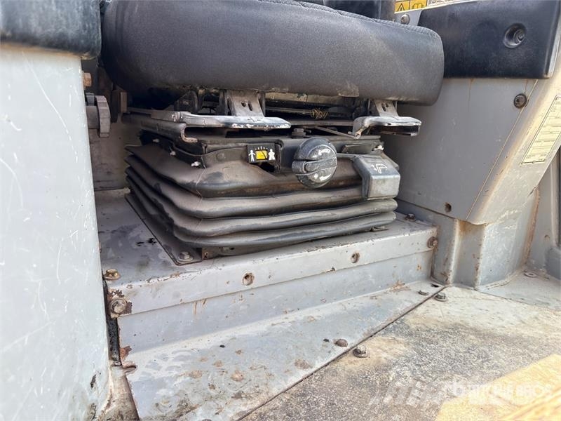 CAT D8R بلدوزرات مجنزرة