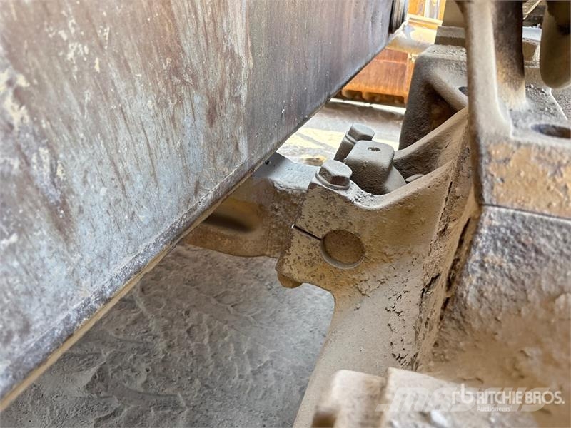 CAT D8R بلدوزرات مجنزرة