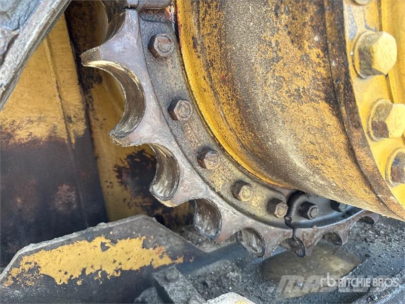 CAT D8R بلدوزرات مجنزرة