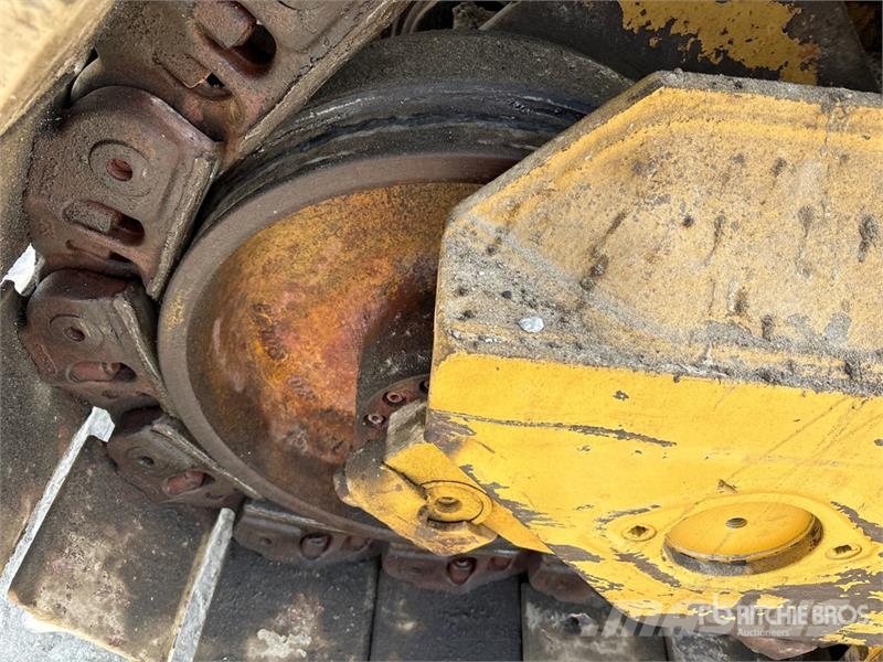 CAT D8R بلدوزرات مجنزرة