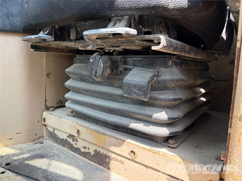 CAT D8R بلدوزرات مجنزرة