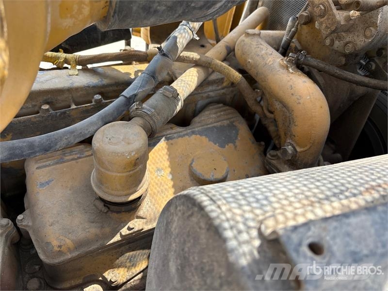 CAT D8R بلدوزرات مجنزرة