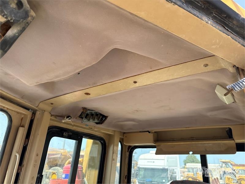 CAT D8R بلدوزرات مجنزرة
