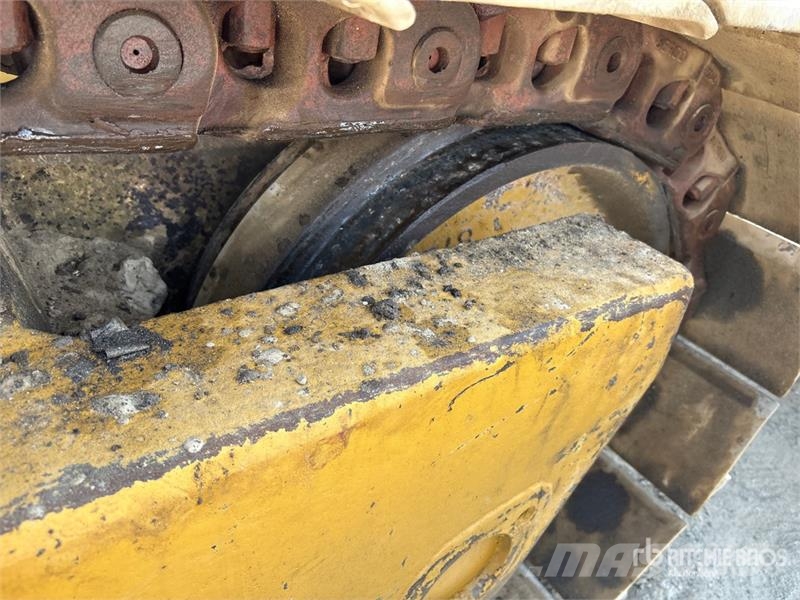 CAT D8R بلدوزرات مجنزرة