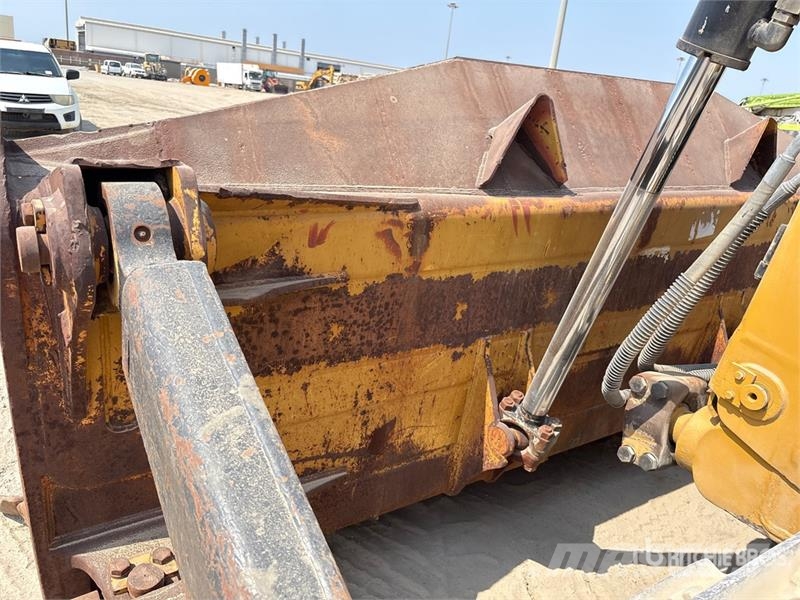 CAT D8R بلدوزرات مجنزرة