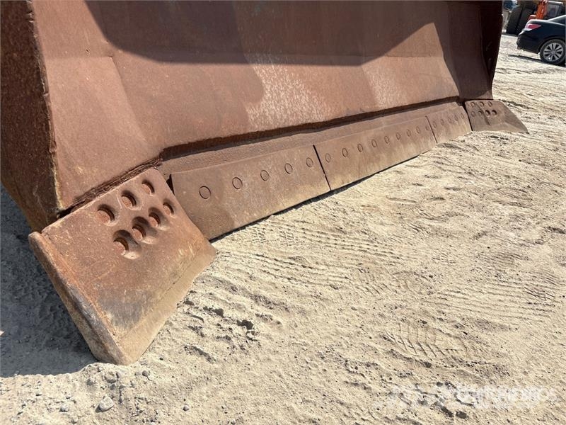 CAT D8R بلدوزرات مجنزرة