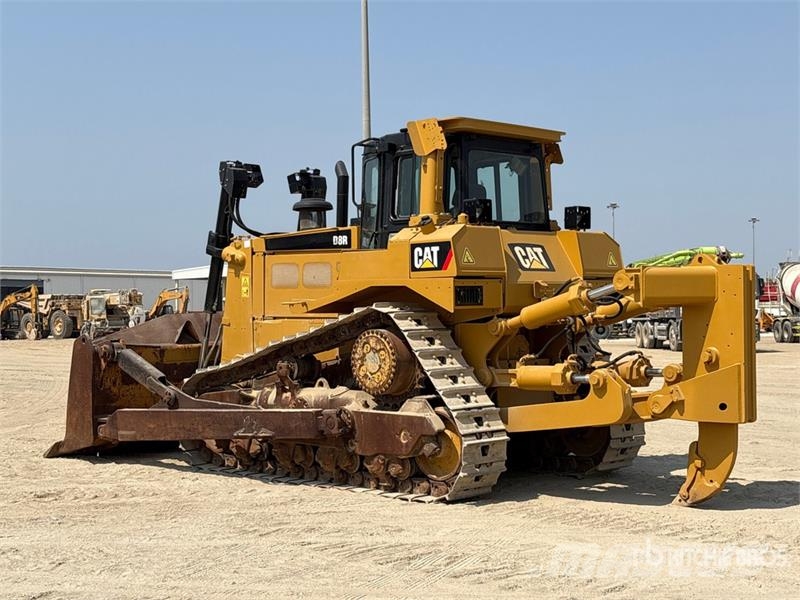 CAT D8R بلدوزرات مجنزرة