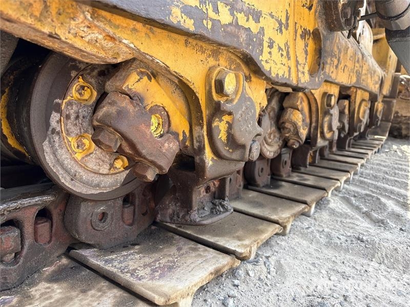 CAT D8R بلدوزرات مجنزرة