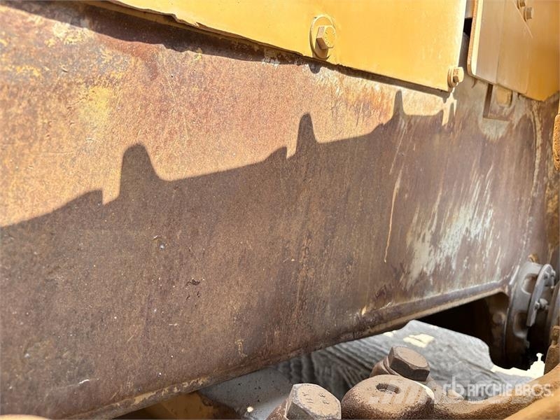 CAT D8R بلدوزرات مجنزرة