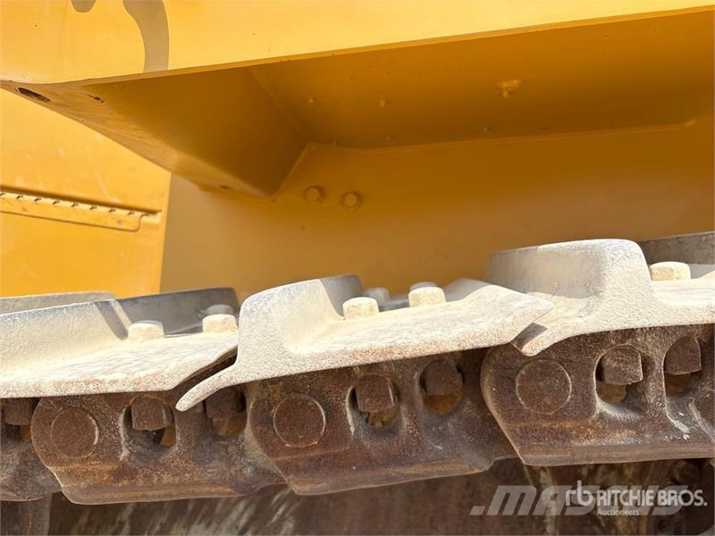 CAT D8R بلدوزرات مجنزرة