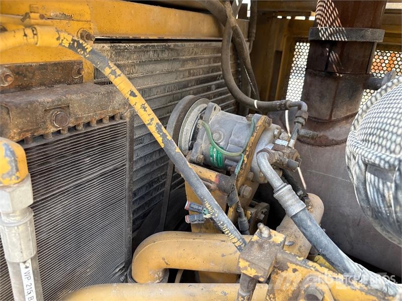 CAT D8R بلدوزرات مجنزرة