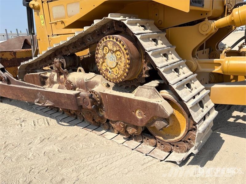 CAT D8R بلدوزرات مجنزرة