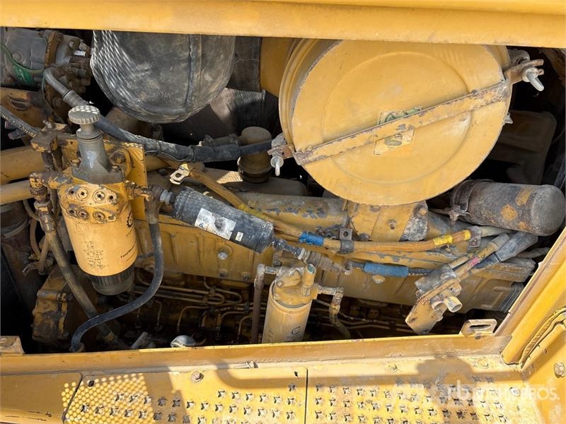 CAT D8R بلدوزرات مجنزرة