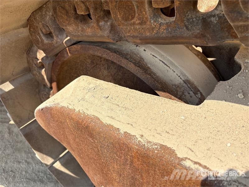 CAT D8R بلدوزرات مجنزرة