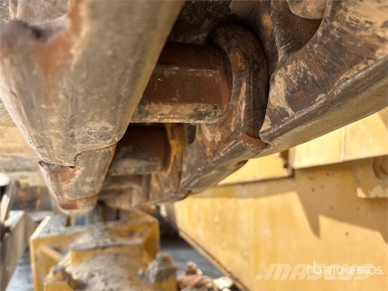 CAT D8R بلدوزرات مجنزرة