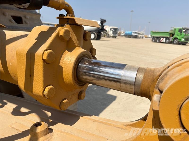 CAT D8R بلدوزرات مجنزرة