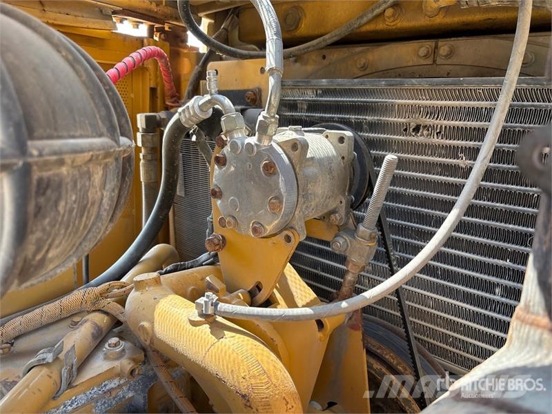CAT D8R بلدوزرات مجنزرة