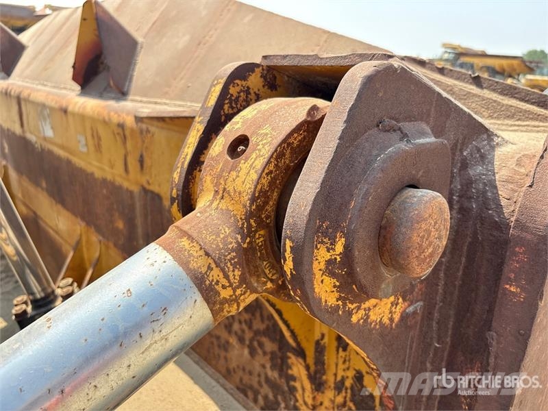 CAT D8R بلدوزرات مجنزرة