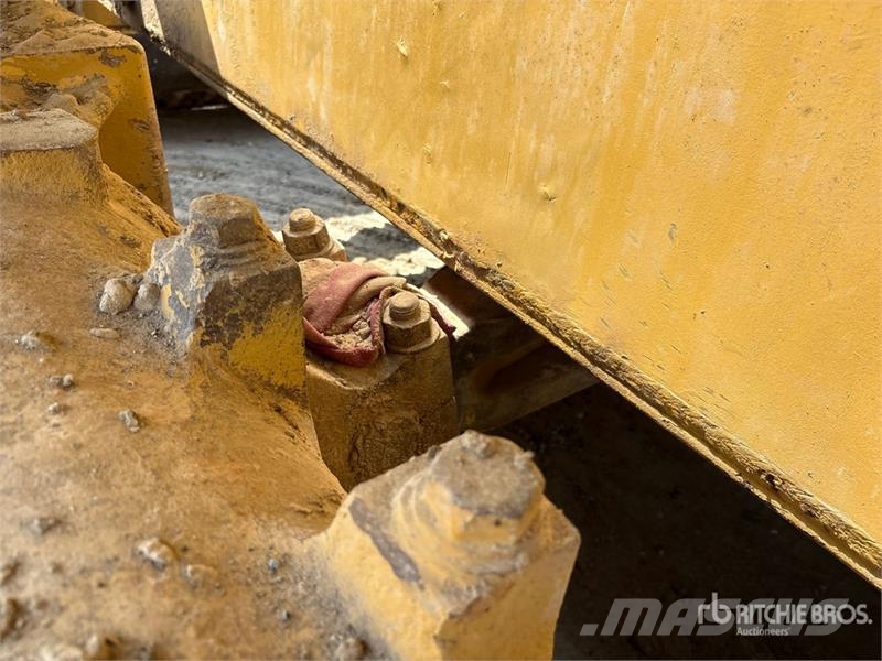 CAT D8R بلدوزرات مجنزرة