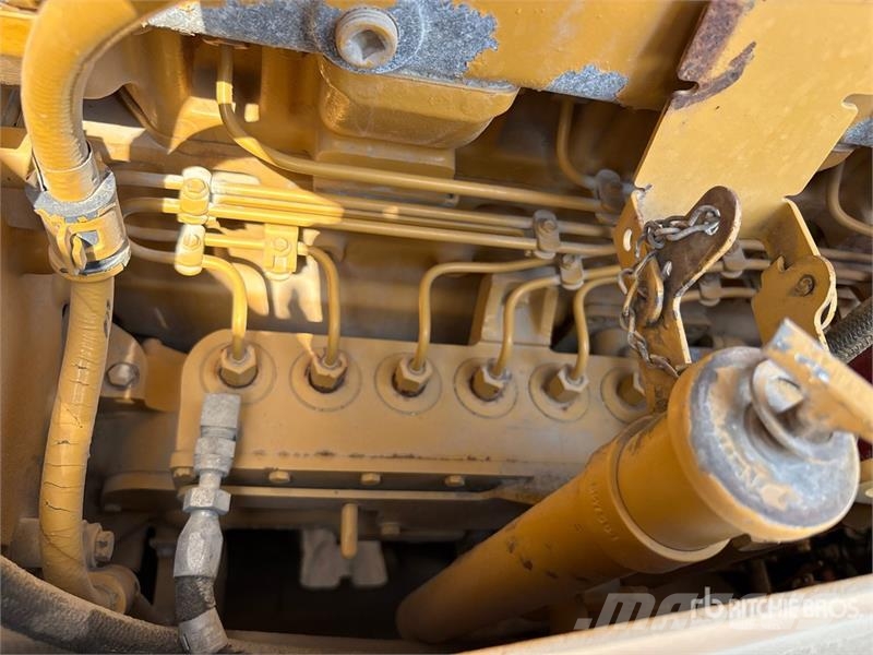 CAT D8R بلدوزرات مجنزرة