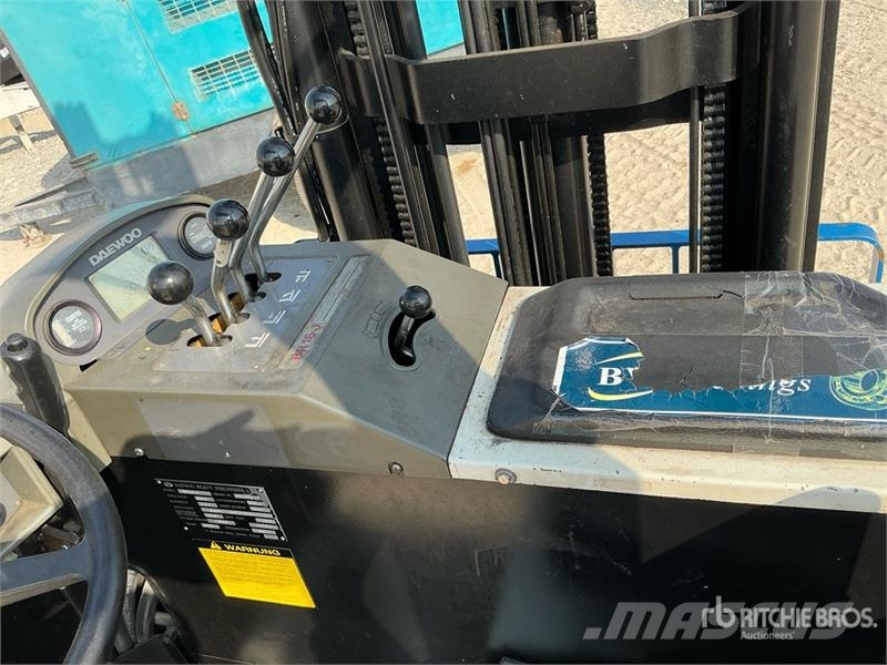 Daewoo BR15J Reach Truck Skyvemasttruck