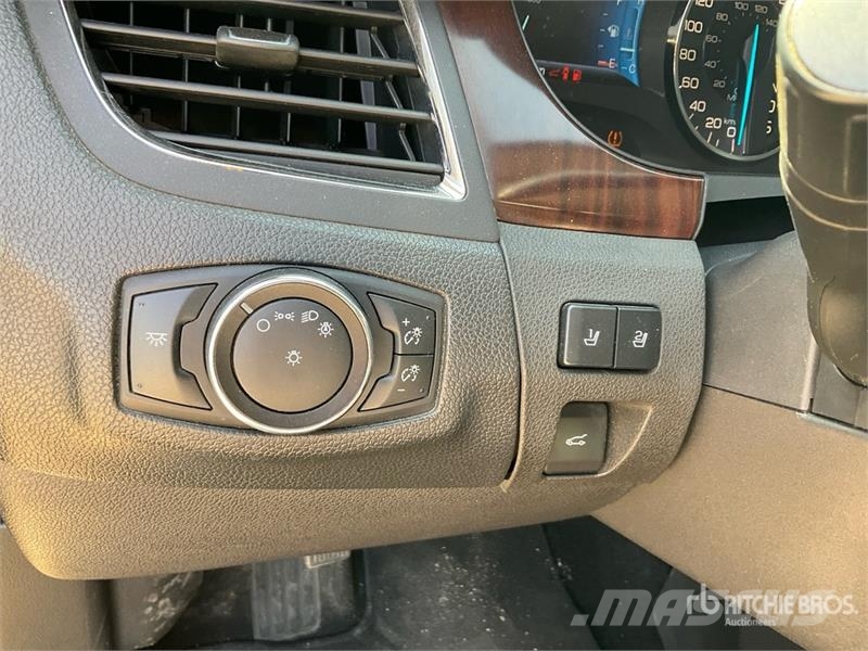 Ford EDGE AWD SUV Automobily