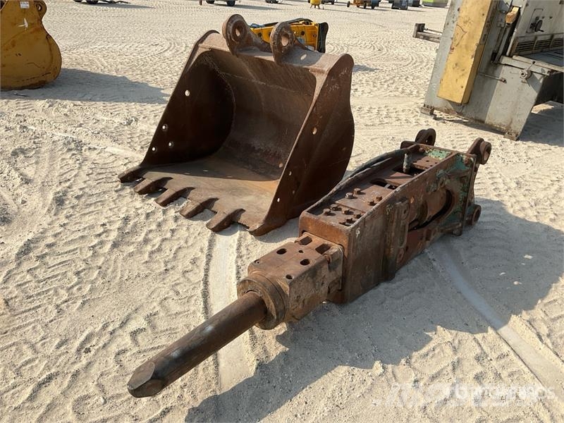 Hydraulic Breaker w/ 1400 mm Excavator Bucket - Fi دلاء