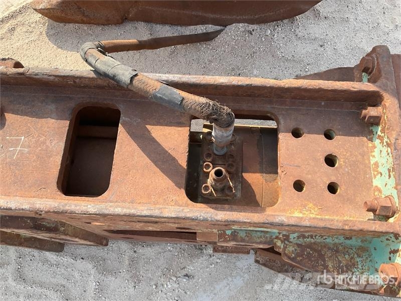 Hydraulic Breaker w/ 1400 mm Excavator Bucket - Fi دلاء
