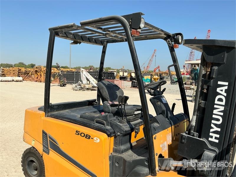Hyundai 50B-9 5 ton Electric Forklift (Inoperable) شاحنات ذات رافعات شوكية تعمل بالكهرباء