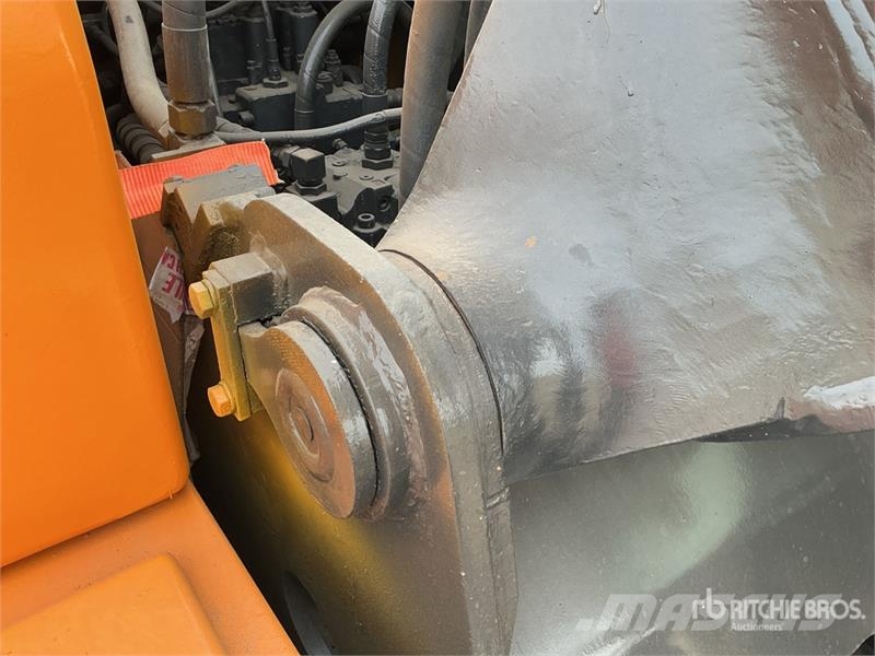 Hyundai R215 Tracked Excavator Гусеничні екскаватори