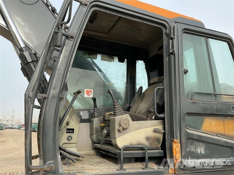 Hyundai R215 Tracked Excavator Гусеничні екскаватори