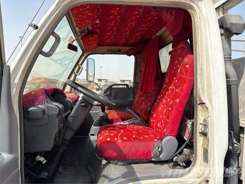 Isuzu NPR Camiones plataforma