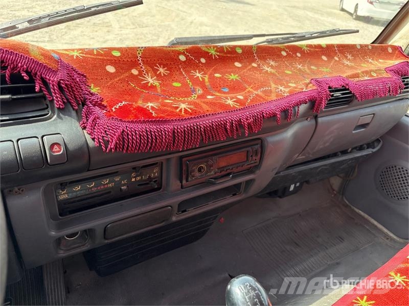 Isuzu NPR Camiones plataforma