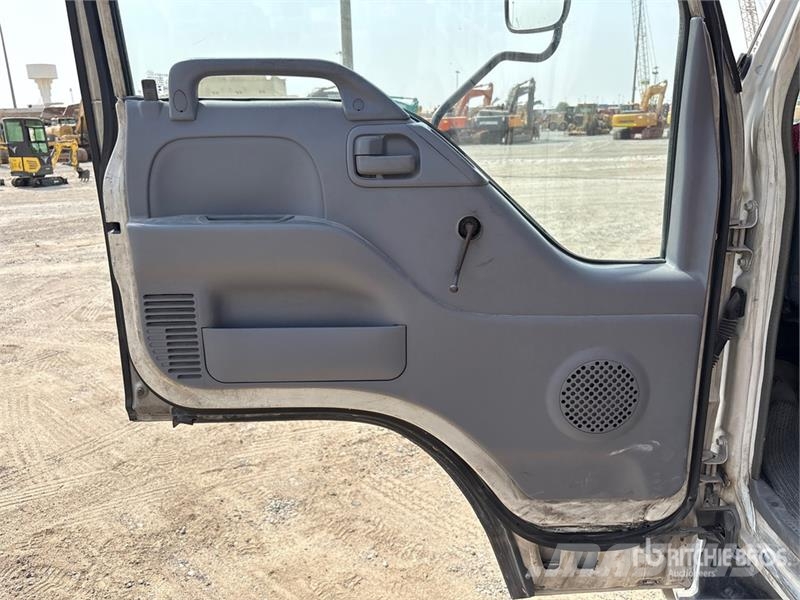 Isuzu NPR Camiones plataforma
