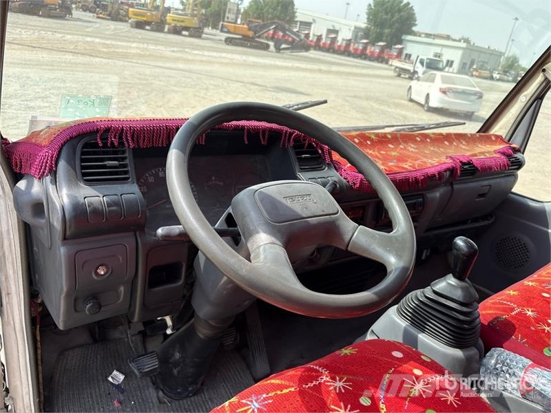 Isuzu NPR Camiones plataforma