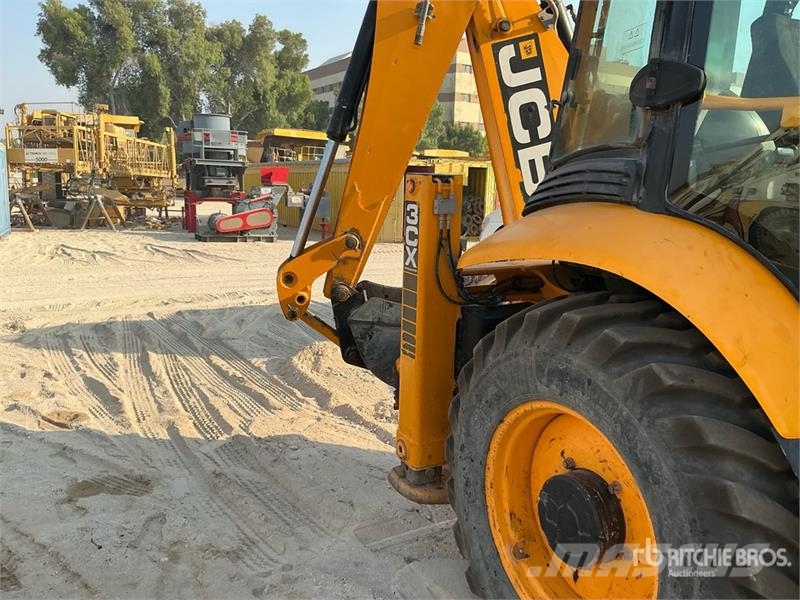JCB 3CX لوادر ذات جرافات عكسية