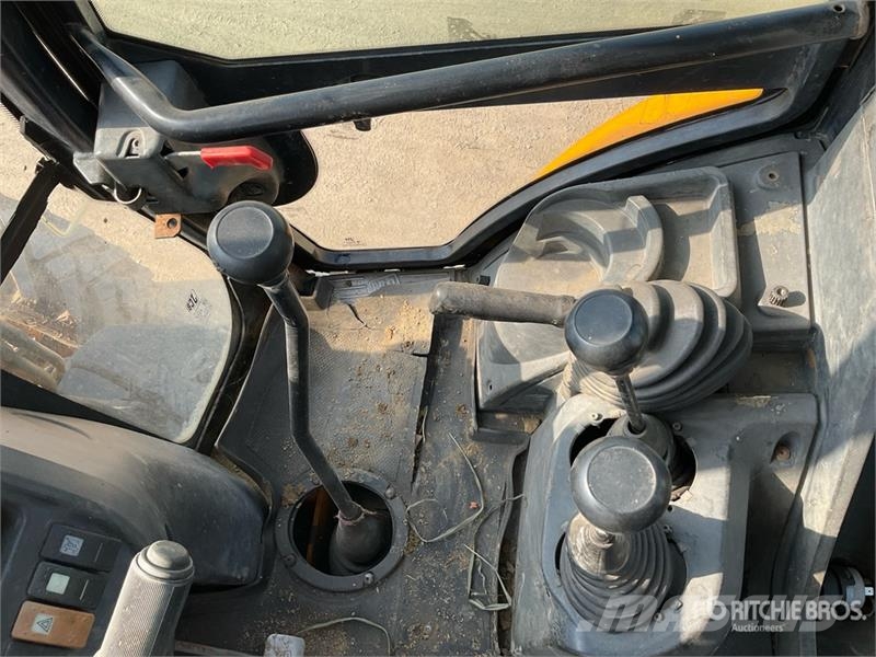 JCB 3DX لوادر ذات جرافات عكسية