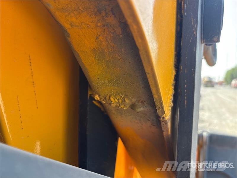 JCB 3DX لوادر ذات جرافات عكسية