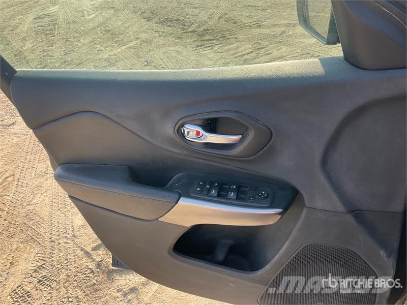 Jeep Cherokee 2WD SUV سيارات