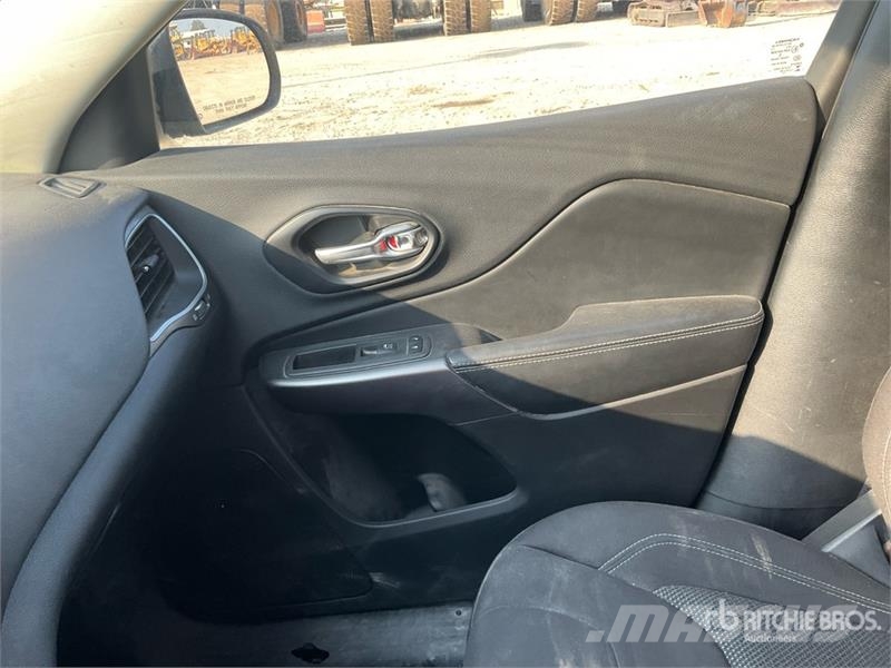 Jeep Cherokee 2WD SUV سيارات