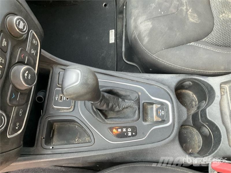 Jeep Cherokee 2WD SUV سيارات