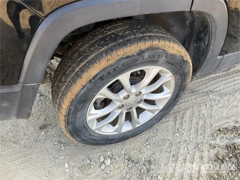 Jeep Cherokee 2WD SUV سيارات