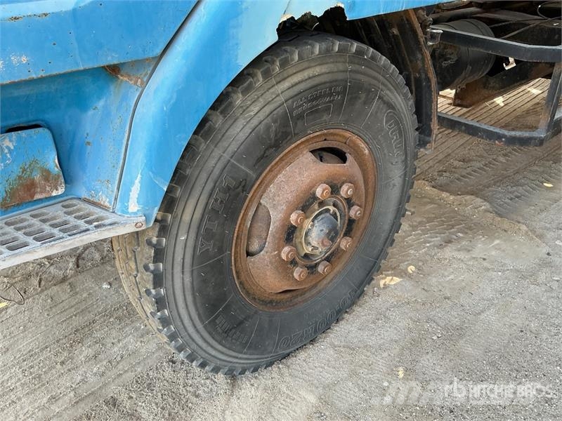  Jiefang 4x2 Drill Truck (Inoperable) Kuorma-auto porauskalustolla