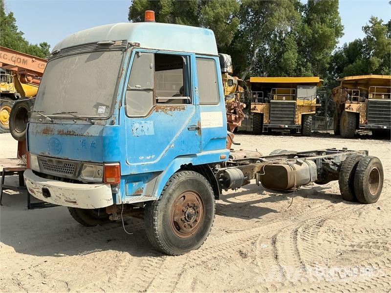  Jiefang 4x2 Sleeper Cab and Chassis (Inoperable) كابينة والداخلية
